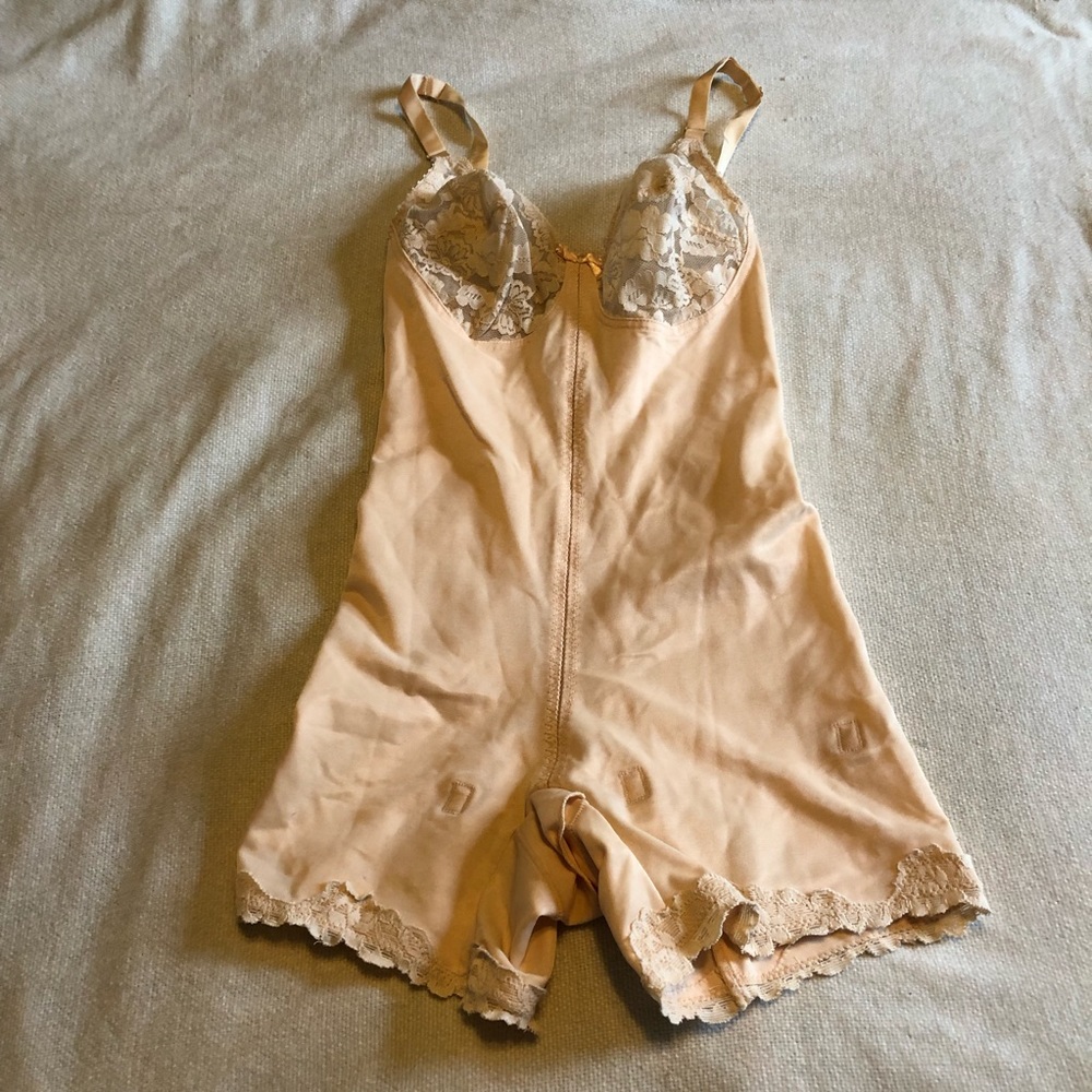 Vintage Warner’s girdle/shapewear size 34B